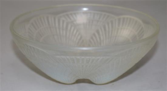 A René Lalique Coquille pattern opalescent glass bowl, 16cm